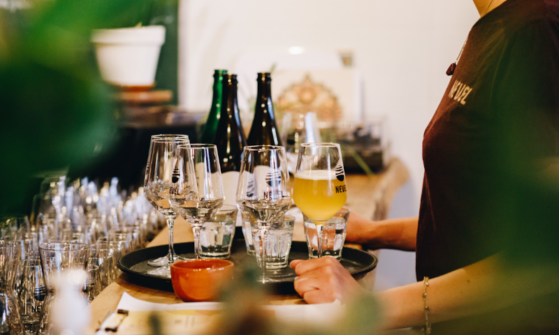 Nevel dienblad in het proeflokaal